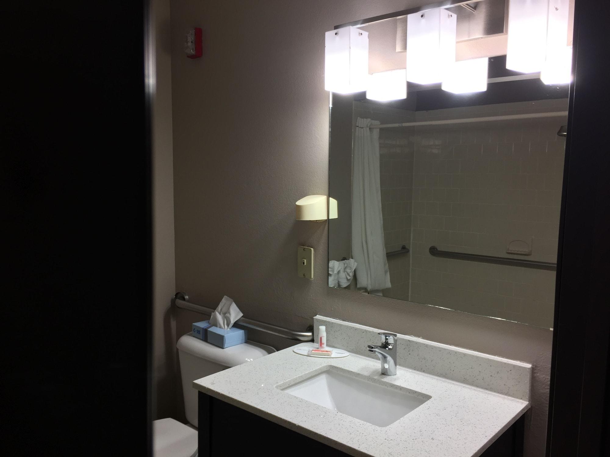 Super 8 By Wyndham Bedford Dfw Airport West Motel Bagian luar foto