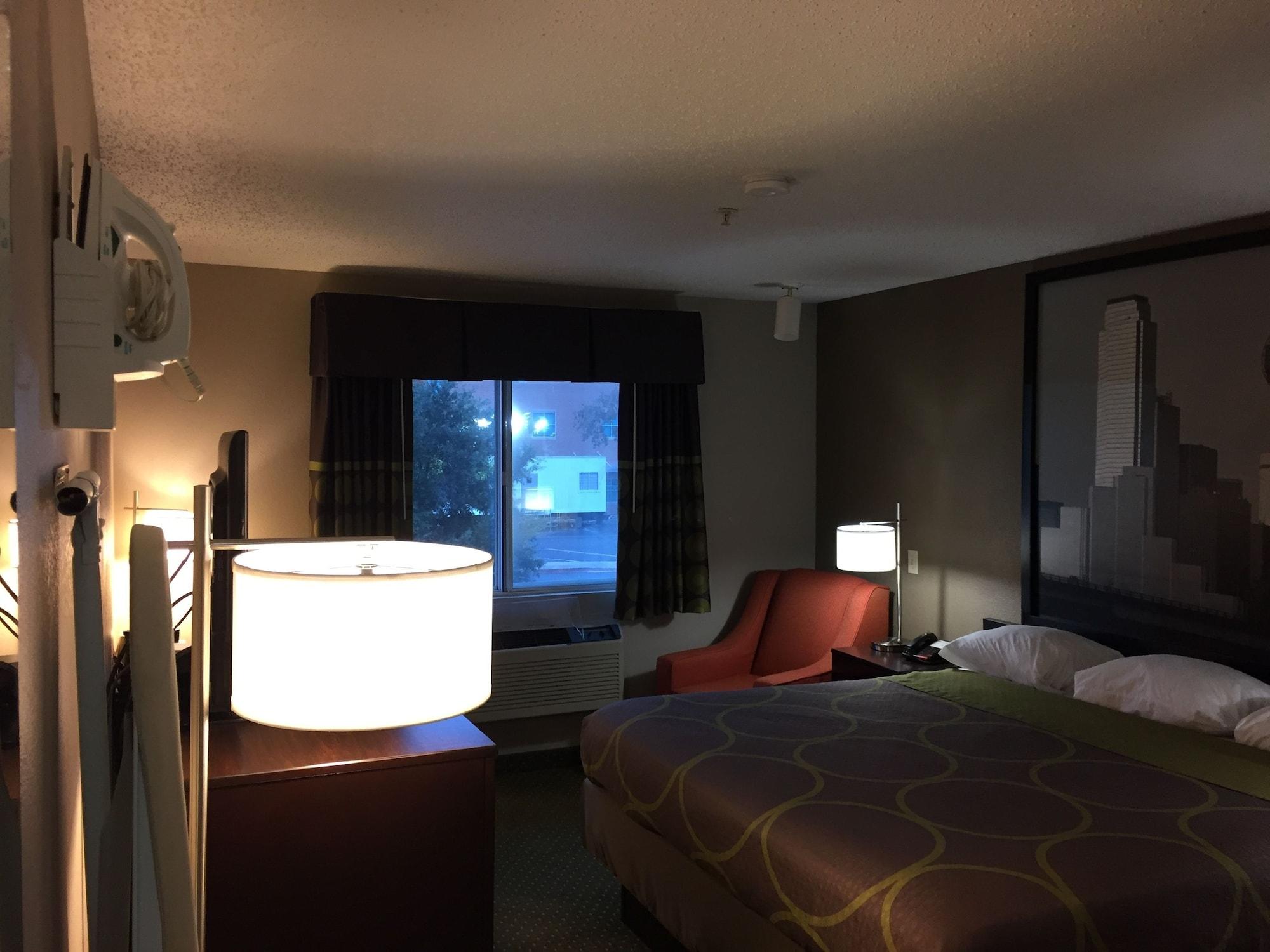Super 8 By Wyndham Bedford Dfw Airport West Motel Bagian luar foto