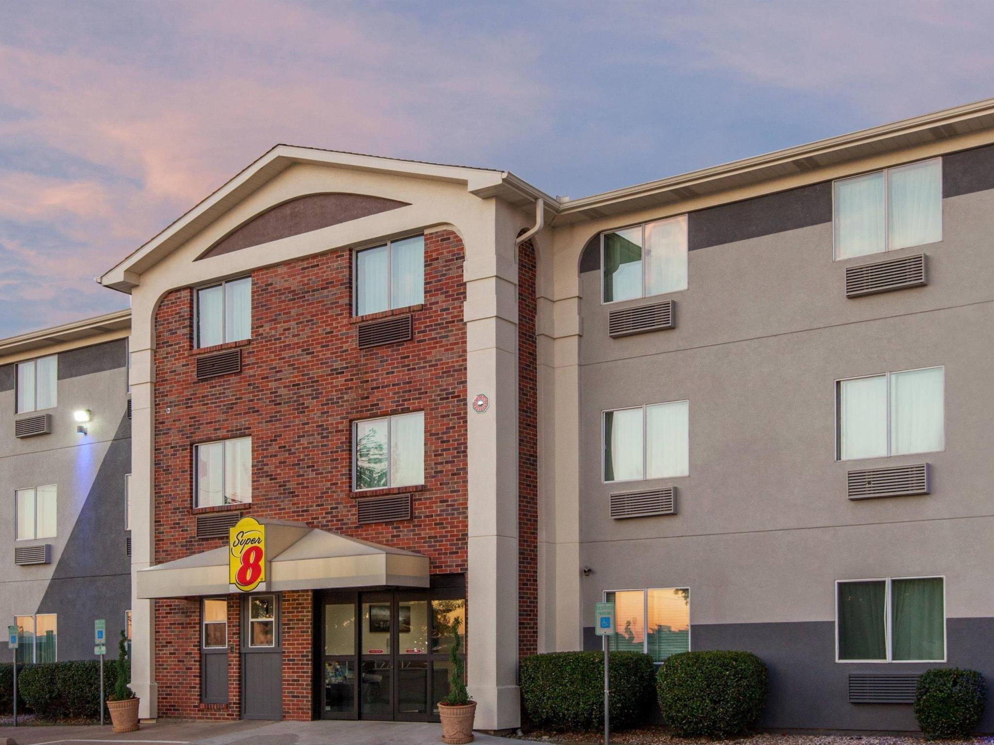 Super 8 By Wyndham Bedford Dfw Airport West Motel Bagian luar foto