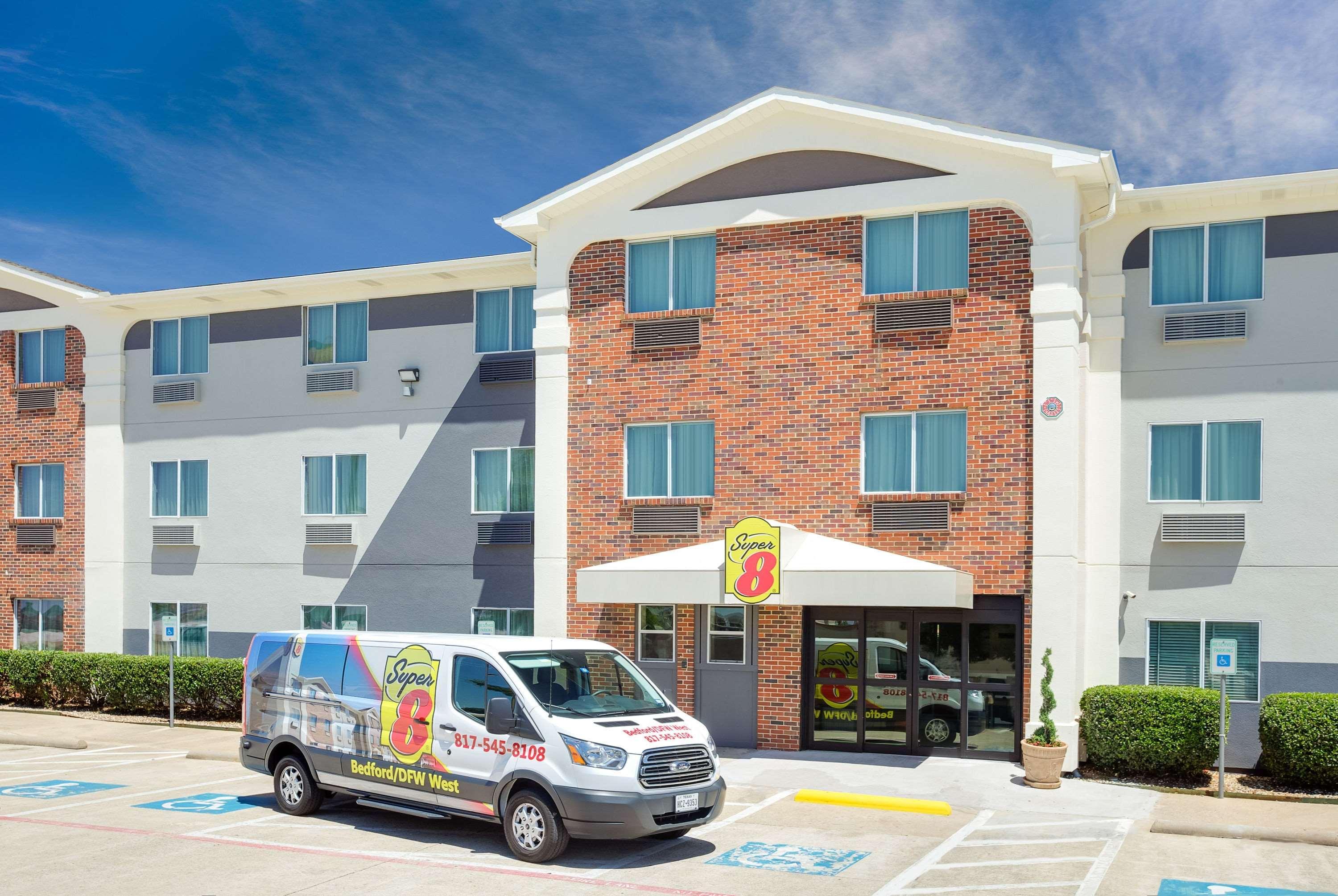Super 8 By Wyndham Bedford Dfw Airport West Motel Bagian luar foto