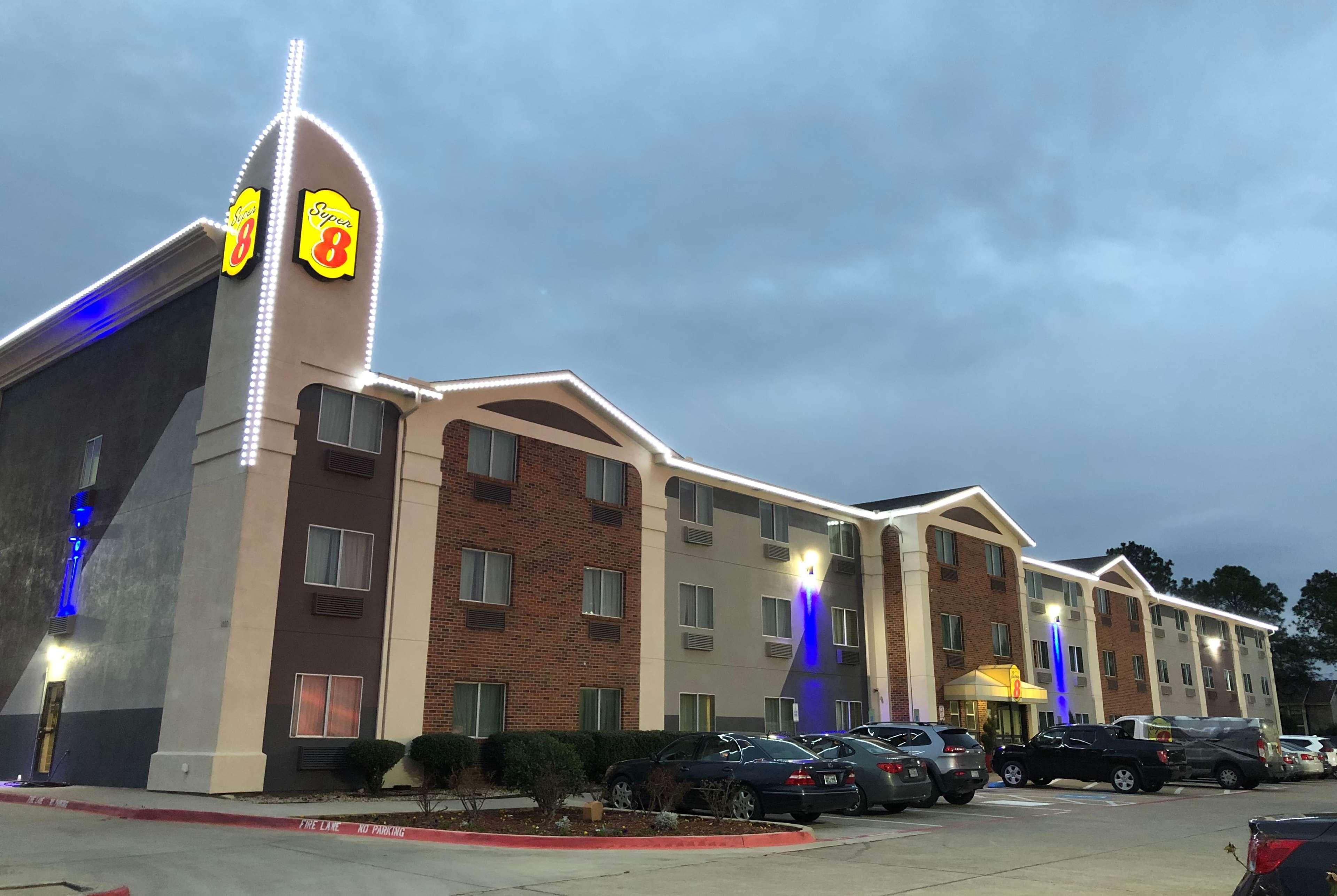 Super 8 By Wyndham Bedford Dfw Airport West Motel Bagian luar foto