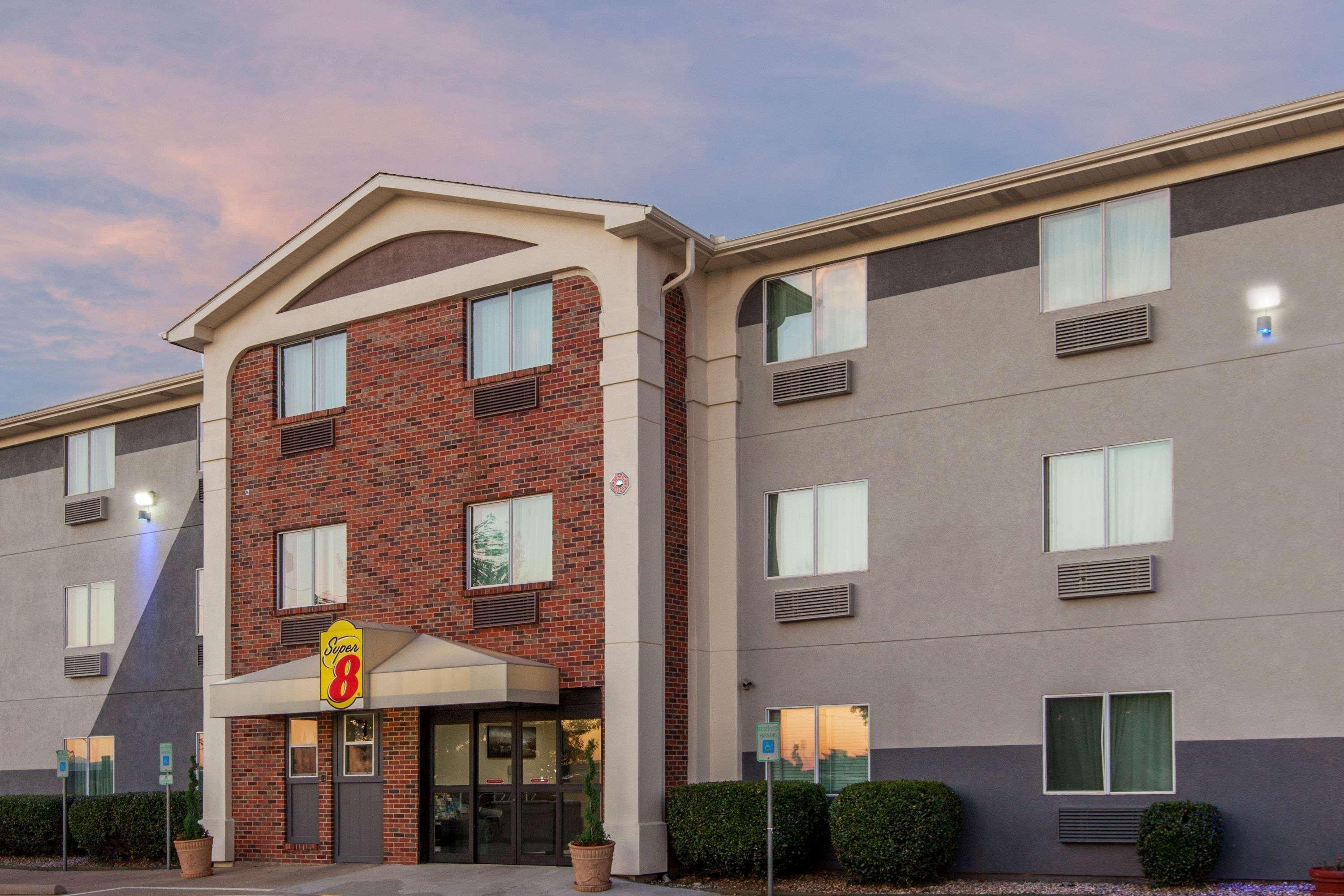 Super 8 By Wyndham Bedford Dfw Airport West Motel Bagian luar foto
