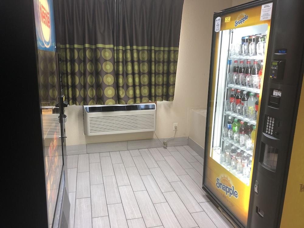 Super 8 By Wyndham Bedford Dfw Airport West Motel Bagian luar foto