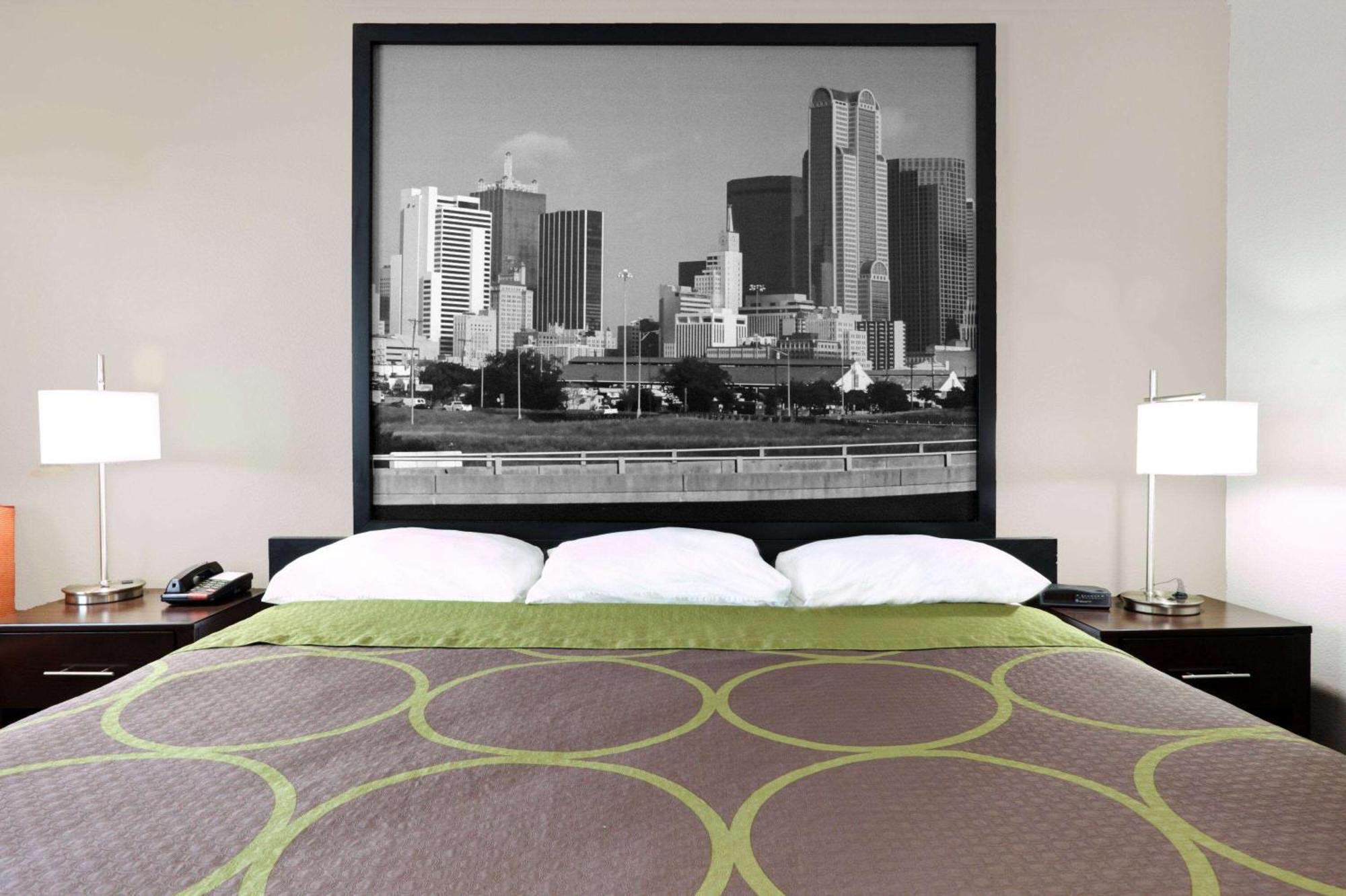 Super 8 By Wyndham Bedford Dfw Airport West Motel Bagian luar foto