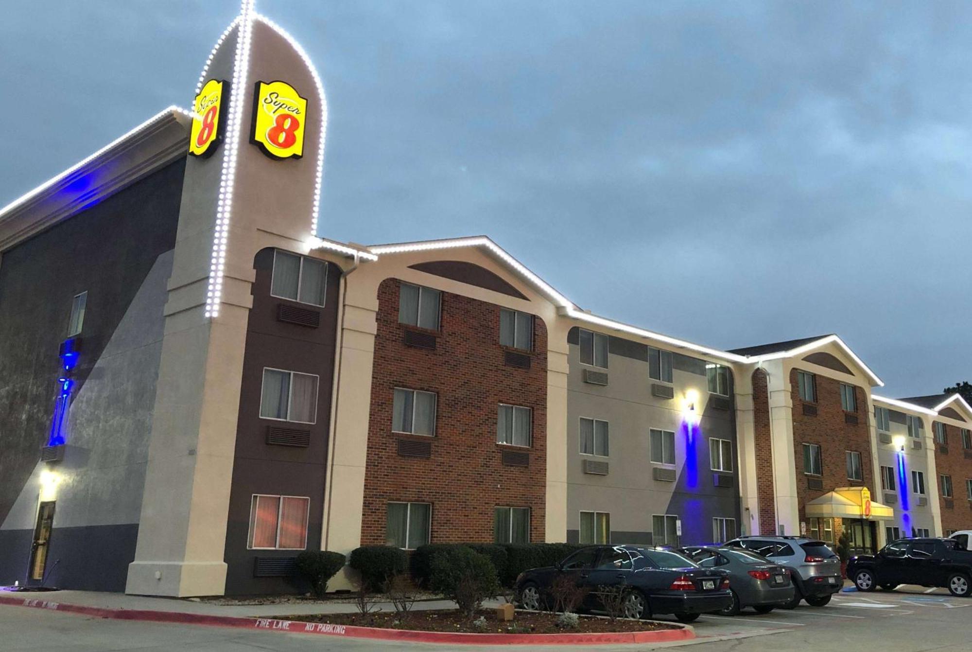 Super 8 By Wyndham Bedford Dfw Airport West Motel Bagian luar foto