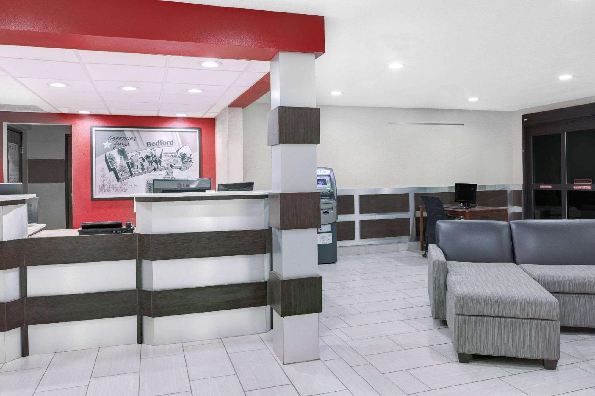 Super 8 By Wyndham Bedford Dfw Airport West Motel Bagian luar foto