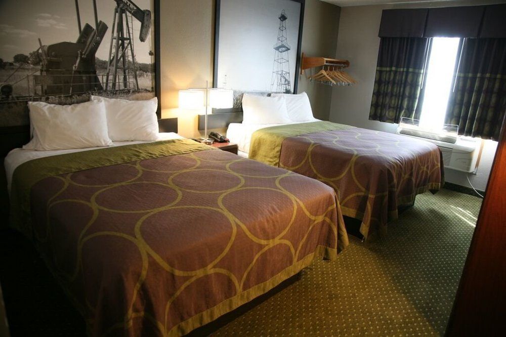 Super 8 By Wyndham Bedford Dfw Airport West Motel Bagian luar foto