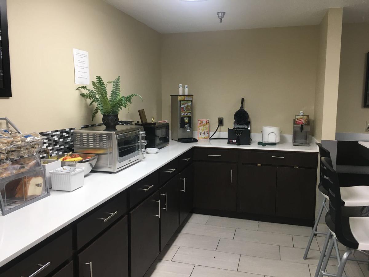 Super 8 By Wyndham Bedford Dfw Airport West Motel Bagian luar foto