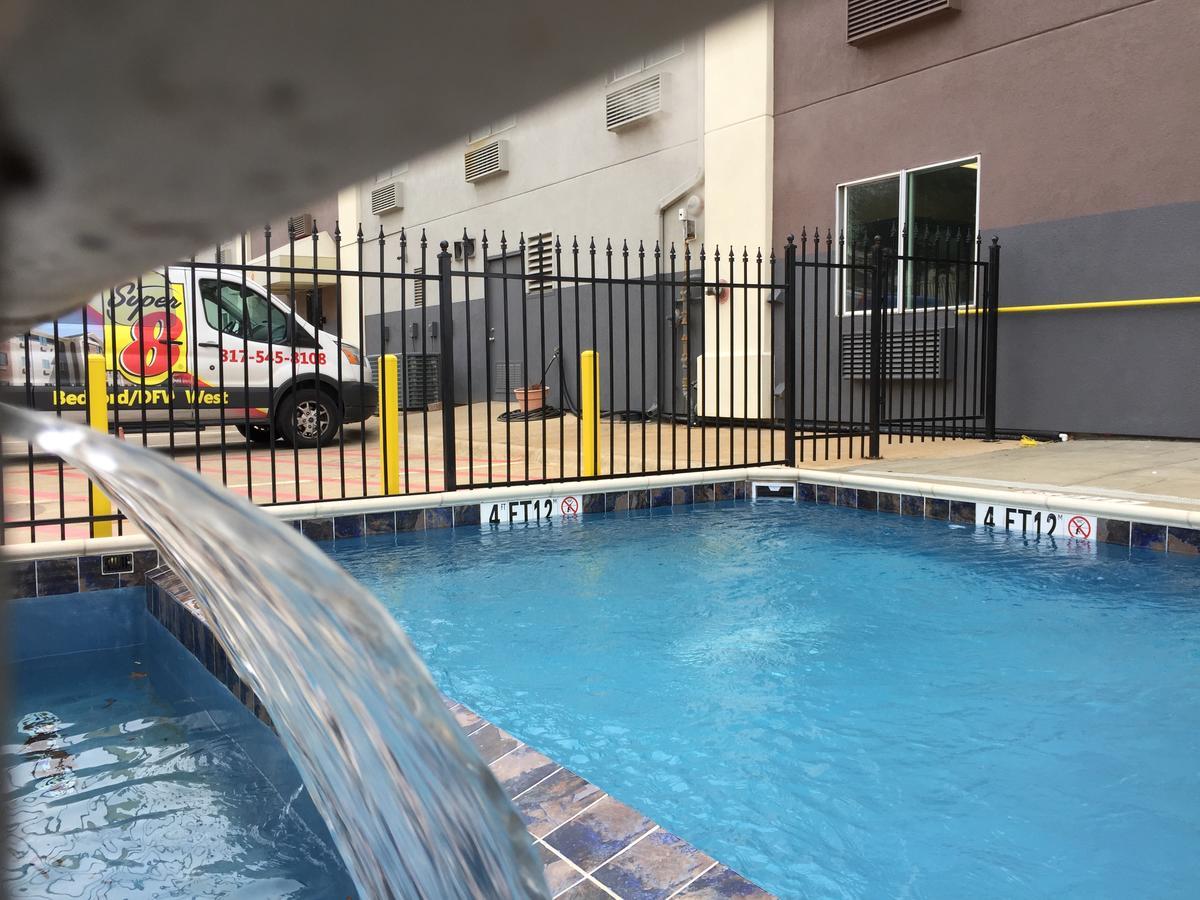 Super 8 By Wyndham Bedford Dfw Airport West Motel Bagian luar foto