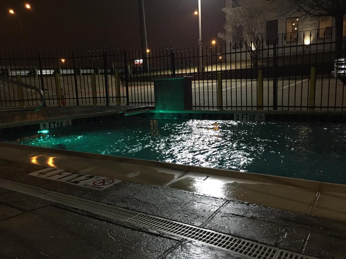 Super 8 By Wyndham Bedford Dfw Airport West Motel Bagian luar foto